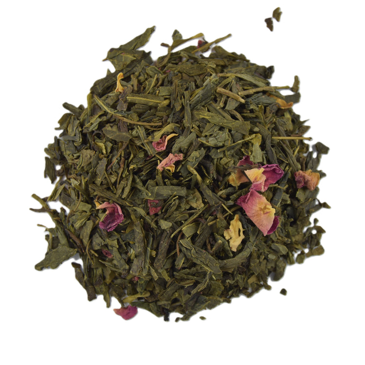 Thé vert (Chine) aromatisé à la fraise, la cerise, la framboise, la vanille et la rose, avec des pétales de roses